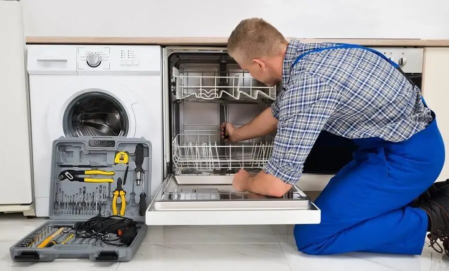 Taraklı Smeg servisi teknisyen ekibi beyaz eşya tamiri yaparken